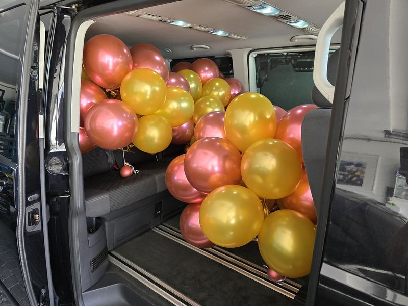 Ballon-Bringdienst Hameln · Transporter voller Heliumballons in Gold und Rot für den Goldenen Sonntag 2026 in Bad Pyrmont