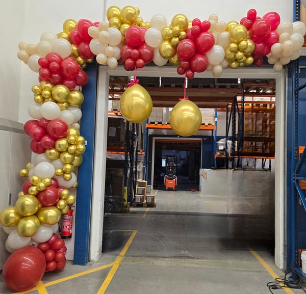 Ballondekoration Firmenevent Hameln · Säulen und Girlanden für Geschäftseröffnung und Jubiläum