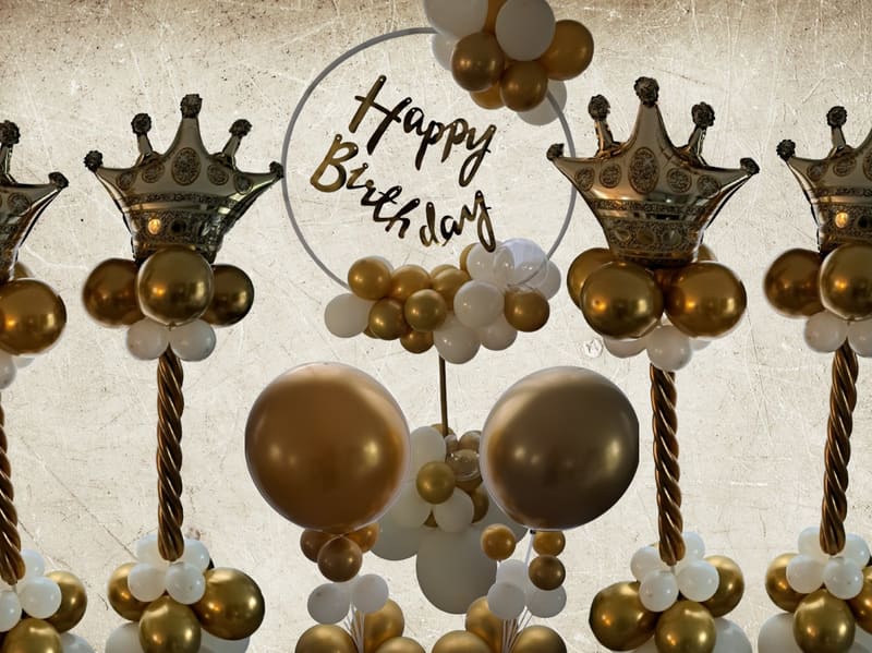 Ballondekoration Hameln · Happy Birthday in Gold und Weiß mit Kronen
