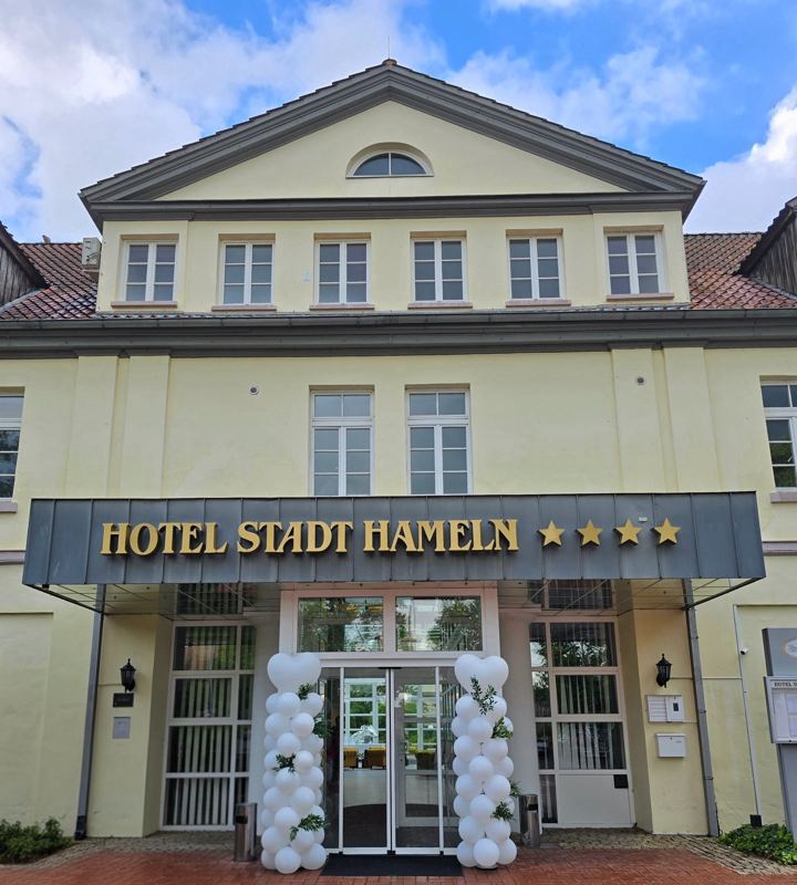Ballondekoration Hameln · Hochzeitsdeko mit weißen Ballonsäulen vor dem Hotel Stadt Hameln