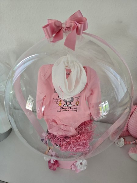Aquaballon mit Babykleidung in Rosa · Geschenk zur Geburt im klaren Ballon