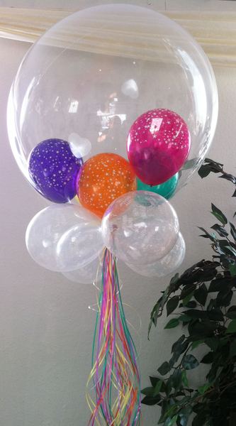 Heliumballons Hameln · Klarer Deko-Bubble mit bunten Ballons zum Geburtstag