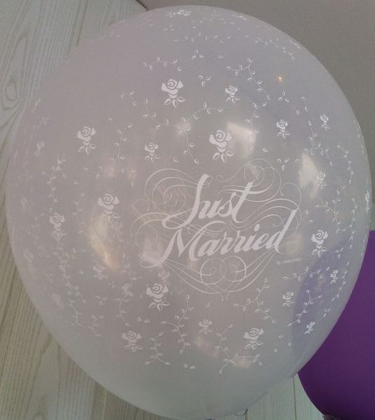 Heliumballons Hameln · Klarer Latexballon Just Married zur Hochzeit