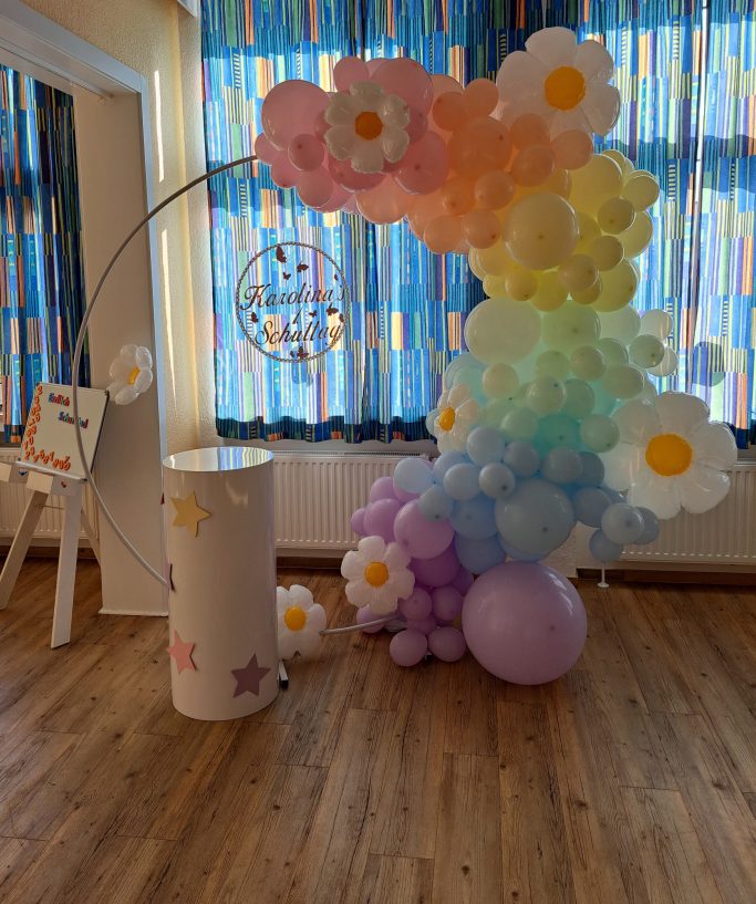 BallondekorationringbuntmitBlumenEinschulungsfeier