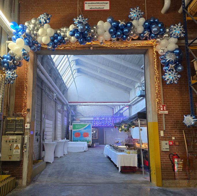 FirmenweihnachtsfeierBallongirlandeOrganicBlauSilber