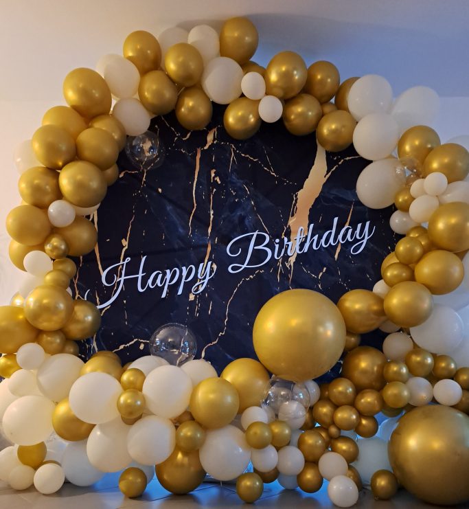 BallongirlandeHappyBirthdaymitBackdrophintergrund