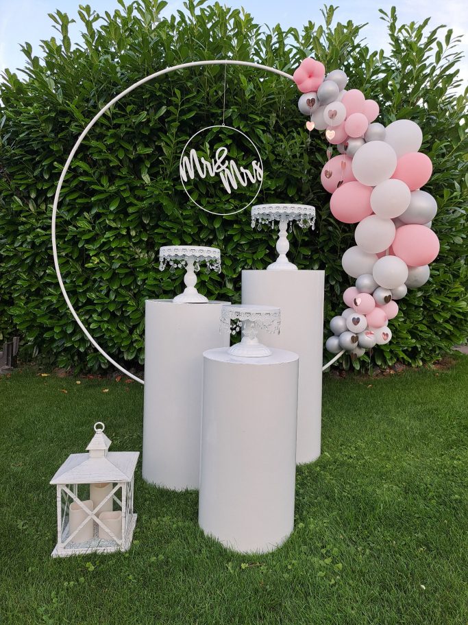 BallondekorationRingRosaWeißmitSäulentischenundLaterneHochzeitsdeko